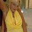 Blonde Marina badet in ihrem gelben Jumpsuit