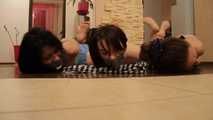 Lucky & La Pulya & Xenia - Müllsack-Modenschau mit drei Mädchen (video)