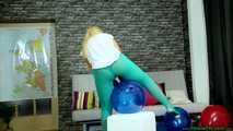 sitpopping in turquoise leggings