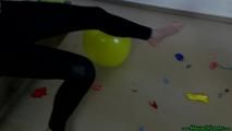 Ballons mit den Barfüßen im Schlafzimmer poppen