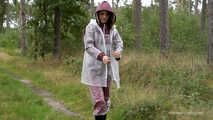 Miss Petra macht einen Spaziergang in einem AGU Regenanzug, transparentem Regenanzug und Gummistiefel