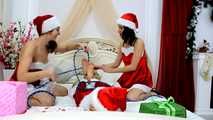 Lucky, Nelly, Xenia - Santa's kleine Helfer binden sich gegenseitig auf ein Bett (video)
