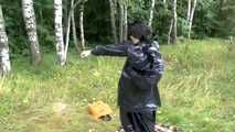 Stella wird gefangen genommen und streng hogtaped in Müllsack Kleid (video)