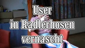 User in Radlerhose vernascht 