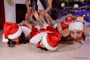 Lucky & Nelly & Xenia - Der Weihnachtsmann erscheint, um seine Lieblingshelfer zu binden und ihre sexy nackten Füße zu kitzeln (BTS)