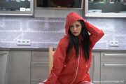 Miss Amira im roten Nylon Regenanzug und transparent Regenzeug wird gefesselt und gekebelt