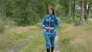 Miss Petra macht einen Spaziergang im blauen PVC Regenanzug und Gummistiefel
