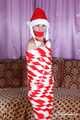 Bekki - Zu Weihnachten mumifiziert in rot-weißem Klebeband