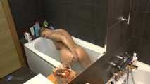Jasmine Rouge entspannendes Bad mit Handjob-Vergnügen